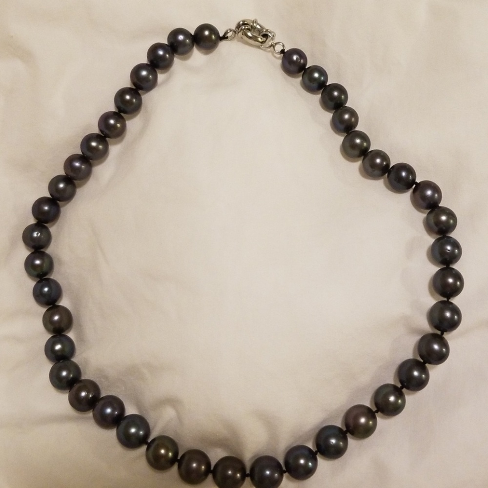 Black pearl necklace